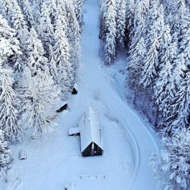 ©carolesavary Auberge Malaterre Hiver Drone1